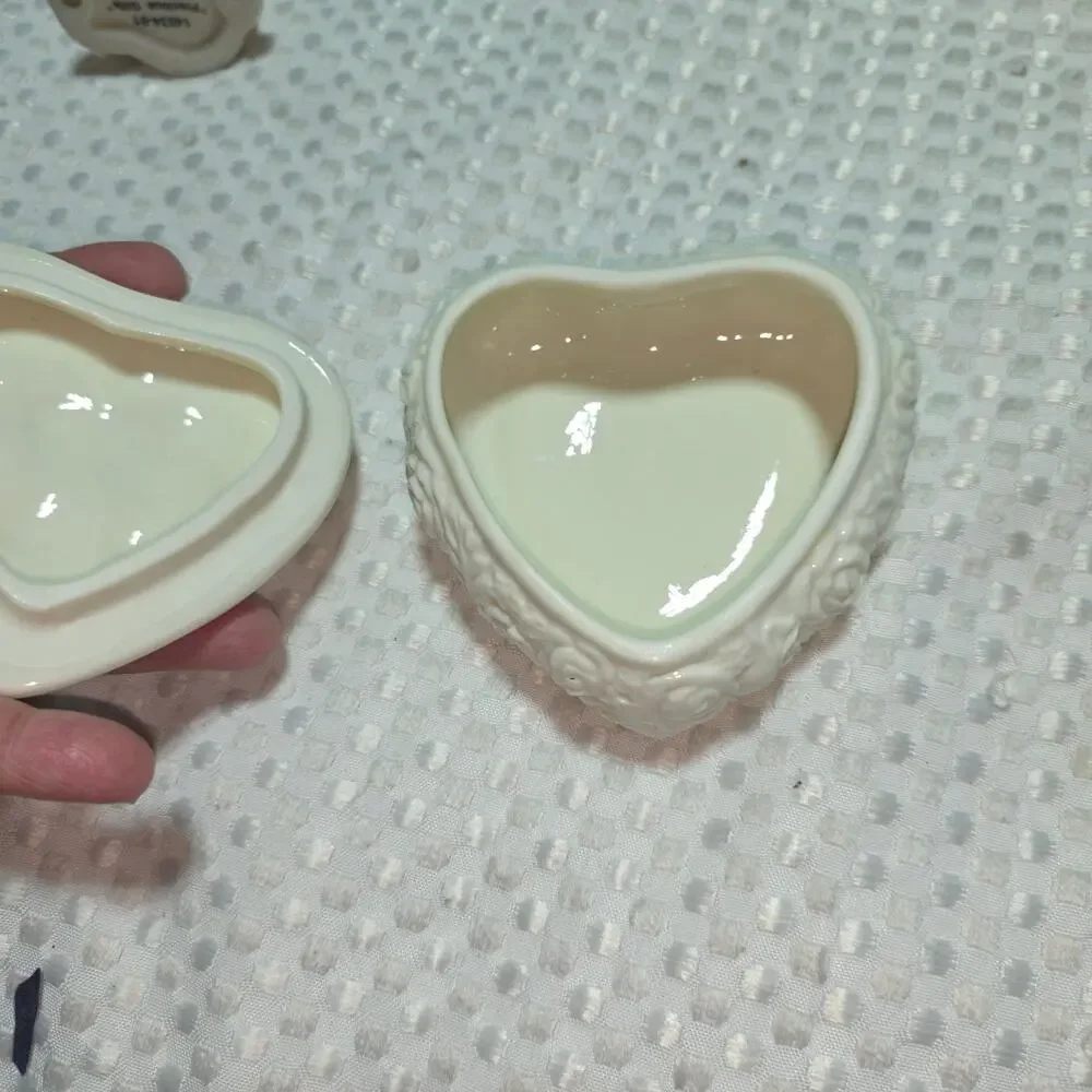 INTERNATIONAL SILVER CO PORCELAIN ROSE HEART SHAPE TRINKET BOX